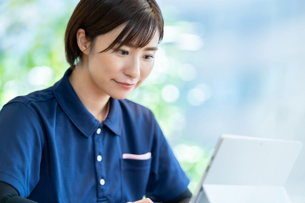 競合の就労継続支援B型事業所のホームページを調査する